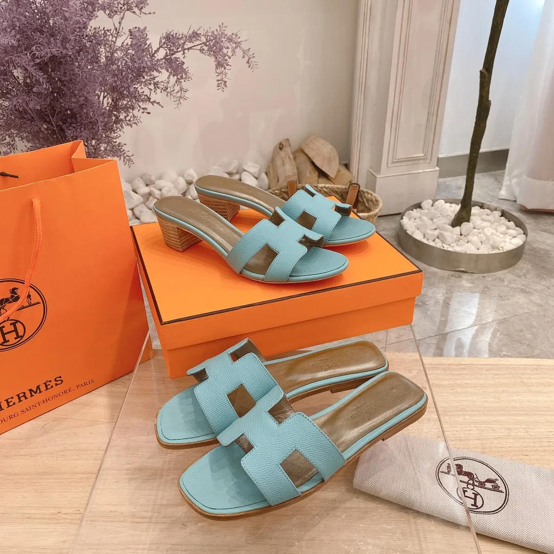 👟👟Ex-factory price 300👟👟 Genuine leather sole +40 🦄Hermès "Palm Print" has added new color sandals, "Year-round shipment" with three-dimensional concave and convex feeling on the classic "H" upper... It is a must-have item in your wardrobe, and it is magically versatile in this summer! This model fully demonstrates the classic Hermès style "palm print". Classic calfskin material ~ imported sheepskin. Lining 🐎Size: 34~42. Heel height ② type: low heel 1.5cm. Medium heel 4.5cm. Genuine leather sole +40 rubber sole.